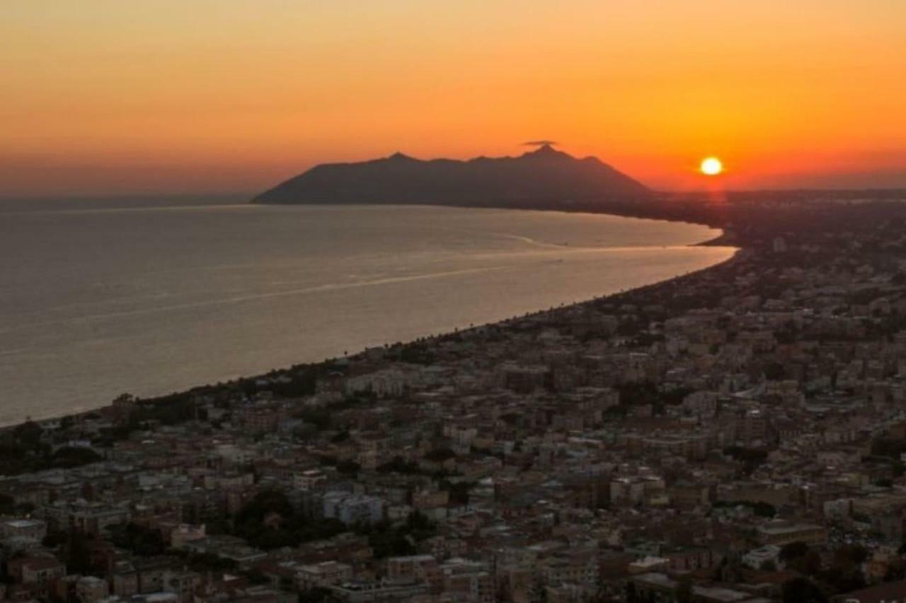 Art Deco City Center Near The Beach! Terracina Luaran gambar
